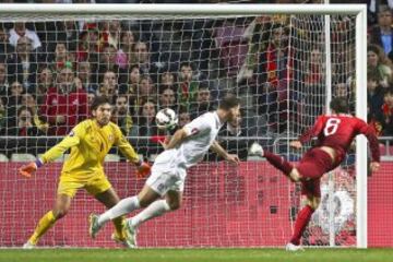 1-0. Ricardo Carvalho anotó el primer tanto. 