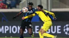 BERGAMO, ITALY - DECEMBER 09: Duvan Zapata of Atalanta BC battles for possession with Raul Albiol of Villarreal CF during the UEFA Champions League group F match between Atalanta and Villarreal CF at Gewiss Stadium on December 09, 2021 in Bergamo, Italy. 