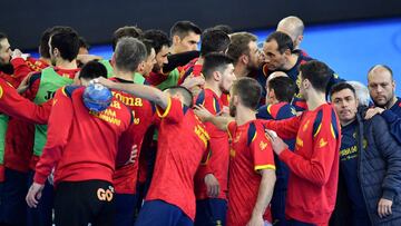 Los Hispanos de la Selección Española de Balonmano hacen piña tras un entrenamiento.