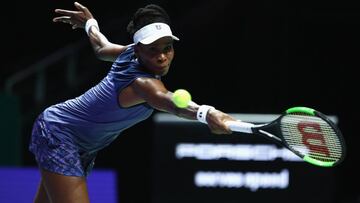 Venus Williams devuelve una bola ante Garbi&ntilde;e Muguruza of Spain durante su partido en el BNP Paribas WTA Finals de Singapur.