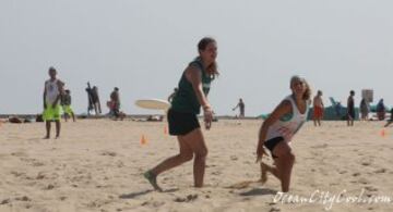 Los jugadores no pueden caminar ni correr mientras tengan el disco en las manos. El Ultimate es distinguido por su principio del "Espíritu de Juego", su alto rendimiento y la alegría del juego. El ultimate recoge elementos del fútbol, del baloncesto y del fútbol americano, sustituyendo el balón por un disco volador (frisbee). Una de sus características más llamativas es la ausencia de un árbitro, el deporte se regula por el espíritu deportivo de cada jugador y equipo. Sus orígenes se remontan al ámbito universitario estadounidense de los años 60, introduciéndose en Europa a principios de los años 80. A nivel mundial se estima que hay unos 300 000 jugadores distribuidos en aproximadamente 5000 equipos.