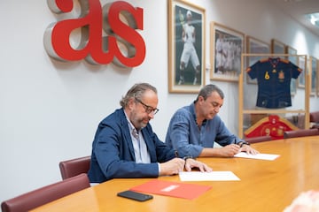 Juan Cantón y Javier Guillén, durante la firma del acuerdo de colaboración entre La Vuelta y Diario AS.
 