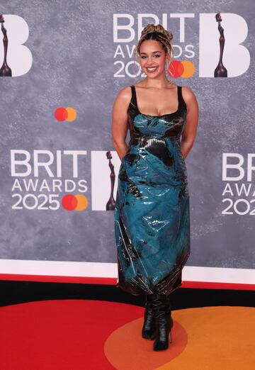 Jorja Smith posa en la alfombra de los Brit Awards 2025.