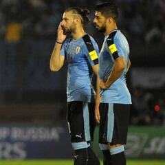 Suárez y Messi se miden en el clásico del Río de la Plata