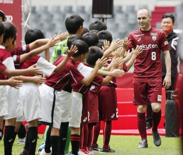 La afición del Vissel Kobe arropó a Iniesta en su presentación