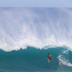Surf sobre las olas gigantes de Sunset Beach