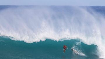 Surf sobre las olas gigantes de Sunset Beach