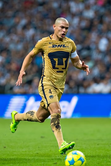 Defensa paraguayo que marcó una época de éxitos con Pumas como capitán. Con los auriazules logró cuatro títulos de Liga MX, además de que fue parte del equipo felino que venció al Real Madrid en el trofeo Santiago Bernabéu.