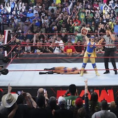 Nikki A.S.H. alza el título, Cena reta a Reigns y Goldberg vuelve