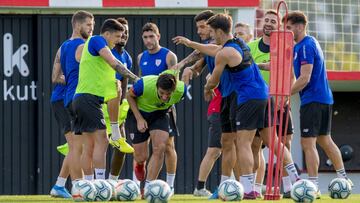 Vivian, agachado, es felicitado en una sesión de Lezama.