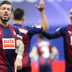 El Eibar, al acecho de un delantero centro