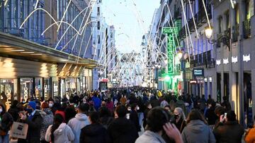 MADRID, 29/11/2020.- Vista general de la madrileña calle de Preciados este domingo por la tarde.- EFE/Víctor Lerena