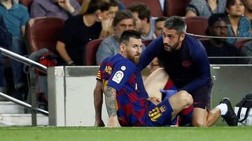 Messi receives treatment during the Villarreal clash.