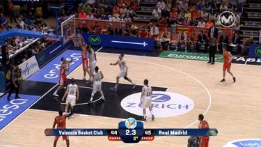 El tercer partido no se repite y el Valencia llega al cuarto al límite