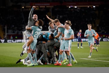 BARCELONA, 21/12/2024.- Los jugadores del Atlético de Madrid celebran la victoria tras el partido de la jornada 18 de LaLiga entre el FC Barcelona y el Atlético de Madrid, este sábado en el estadio olímpico Lluis Companys. EFE/Alberto Estévez
