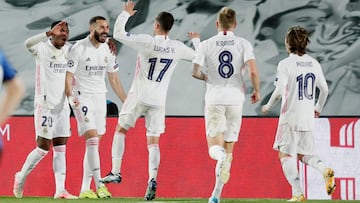MADRID, SPAIN - MARCH 16: Karim Benzema of Real Madrid Celebrates 1-0 with Vinicius Junior of Real Madrid, Lucas Vazquez of Real Madrid, Toni Kroos of Real Madrid, Luka Modric of Real Madrid during the UEFA Champions League match between Real Madrid v A