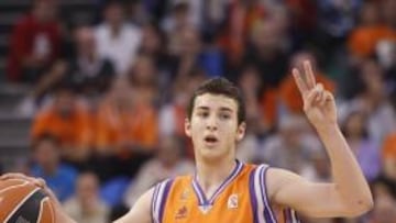 José Simeón, jugador del Valencia Basket, con la camiseta del antiguo patrocinador
