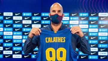 Nick Calathes posa con la camiseta del Bar&ccedil;a.