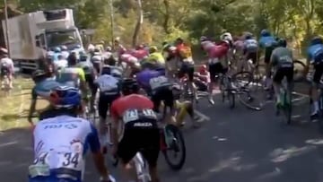 Camión apareció en dirección contraria en plena carrera de ciclismo: ¡varios al suelo!