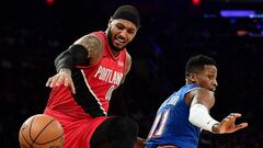 Carmelo Anthony supera a Frank Ntilikina durante el New York Knicks-Portland Trail Blazers.