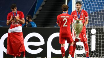 Bayern Munich&#039;s Spanish midfielder Javier Martinez celebrates with the trophy after the UEFA Champions League final football match between Paris Saint-Germain and Bayern Munich at the Luz stadium in Lisbon on August 23, 2020. (Photo by LLUIS GENE / P