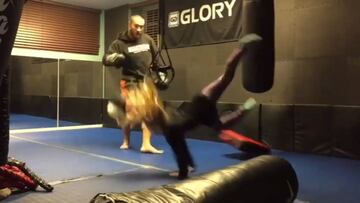 Difícil de entender: un luchador le pega un patadón a su hija en pleno entrenamiento