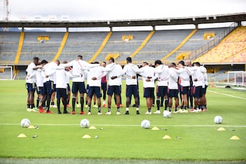 El equipo de Reinaldo Rueda realizó su última práctica en la capital colombiana en el estadio El Campín. Viajarán a Montevideo este martes 5 de octubre y allí continuarán con su preparación para enfrentar a la Selección de Uruguay este jueves 7 de octubre. 