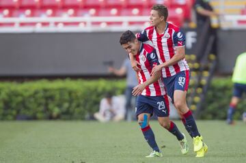 Uno de los casos más recientes pero también polémicos es el del habilidoso jugador rojiblanco. Según el portal de la MLS, nación en El Paso, Texas. No obstante, Chivas ha indicado que nació en Ciudad Juárez, Chihuahua
