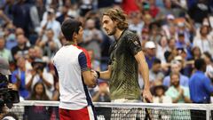 Carlos Alcaraz y Stefanos Tsitsipas se saludan tras su partido del US Open 2021.