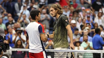 Carlos Alcaraz y Stefanos Tsitsipas se saludan tras su partido del US Open 2021.