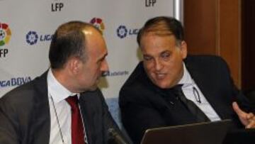 Tebas conversa con Javier Gómez en la sede de la LFP.