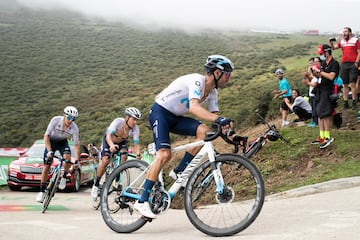 Alejandro Valverde en la subida del puerto.