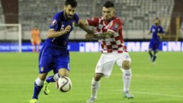 Candreva (i) y Pranjic disputan un bal&oacute;n en el Croacia-Italia de la fase de clasificaci&oacute;n.