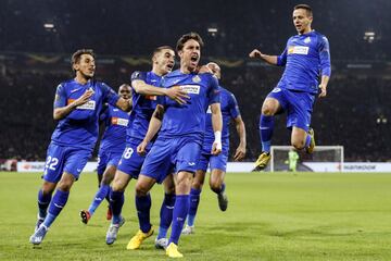 El t¨¦rmino ¡®azulones¡¯ hace clara referencia al color de la primera equipaci¨®n del club del sur de Madrid, pero ?cu¨¢l es el origen de ¨¦ste?
Antes de su refundaci¨®n en los a?os ochenta, el Club Getafe Deportivo, equipo del que procede y que fue creado en 1946, vest¨ªa tambi¨¦n de azul. Se cree que inicialmente como homenaje al uniforme de los obreros, pero podr¨ªa ser debido tambi¨¦n al color del manto de la Virgen de los ?ngeles, patrona de la ciudad.