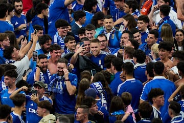 Jugadores y aficionados celebraron el ascenso sobre c¨¦sped del Carlos Tartiere. En la imagen, Alexandre Alemao con los seguidores carbayones.