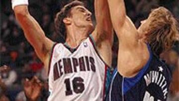 <B>DUELO EUROPEO.</B> Gasol mantuvo un espectacular duelo con el alemán Dirk Nowitzki.