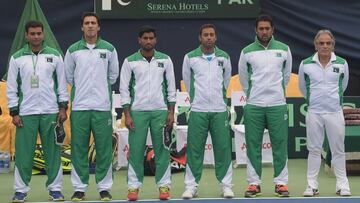 El equipo de Copa Davis de Pakist&aacute;n escucha su himno nacional antes de la eliminatoria que les mide ante Ir&aacute;n en Islamabad.