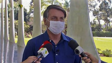 El presidente de Brasil Jair Bolsonaro habla con varios medios tras revelar que contrajo el coronavirus.