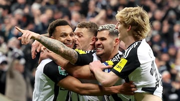 NEWCASTLE (United Kingdom), 05/02/2025.- Jacob Murphy (L) of Newcastle celebrates with teammates after scoring the opening goal during the EFL Cup semi-final 2nd leg match between Newcastle United and Arsenal FC, in Newcastle, Britain, 05 February 2025. (Reino Unido) EFE/EPA/ADAM VAUGHAN