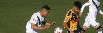 Gabriel Sarria disputa el balón en el duelo ante Santiago Morning, válido por la fecha 9 del Ascenso 2021.