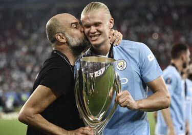 Pep Guardiola y Earling Haaland celebran el triunfo con el trofeo de la Supercopa de Europa.