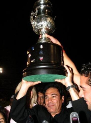 En el Apertura 2004, Pumas se alzaría con el bicampeonato con los Pumas al vencer a Monterrey