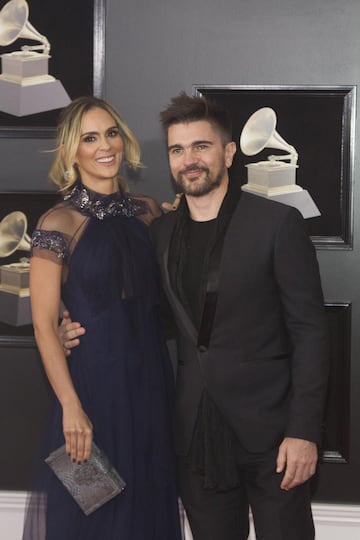 El cantante colombiano Juanes posa con su esposa Karen Martinez a su llegada al Madison Square Garden de Nueva York, para participar de la 60 edición de los Premios Grammy