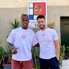 Nico Williams, atento con la Fundación Fidias