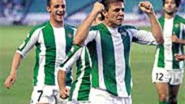 <b>GRAN DESPEDIDA</B>. Joaquín celebra su gol. El portuense se marcó un partidazo ante el Racing.