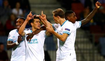 Hirving Lozano celebra el gol en el triunfo del BATE Borisov 2-3 PSV de la ida de la ronda de Play-Off de la UEFA Champions League.