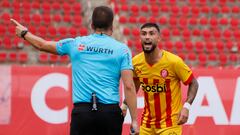 PALMA DE MALLORCA, 03/09/2022.- Valentín Castellanos (d) del Girona, protesta por una decisión arbitral durante el partido de LaLiga Santander entre el Real Mallorca y el Girona disputado este sábado en el Estadi de Son Moix en Palma de Mallorca. EFE/Cati Cladera
