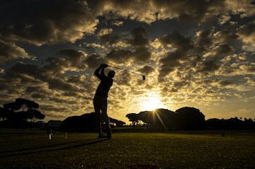 El Iberostar Real Club de Golf del Novo Sancti Petri, una zona residencial próxima a Chiclana de la Frontera,
en Cádiz, acogió el Andalucía Challenge de la segunda división del European Tour. En la imagen, el
estadounidense Tyler Koivisto efectúa su salida en el segundo hoyo de la cuarta ronda bajo un cielo de postal.