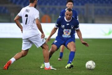 ROM01. ROMA (ITALIA), 12/10/2016.- El jugador Cafu (d) participa durante un partido de beneficencia 'Partido de la Paz- Unidos por la Paz' hoy, miércoles 12 de octubre de 2016, que es promovido por la fundación Escuelas del Encuentro, una organización impulsada por el papa Francisco, en el estadio Olímpico en Roma (Italia). 