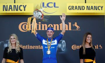 Elia Viviani celebrando la victoria en podio de la cuarta etapa del Tour de Francia 2019. 